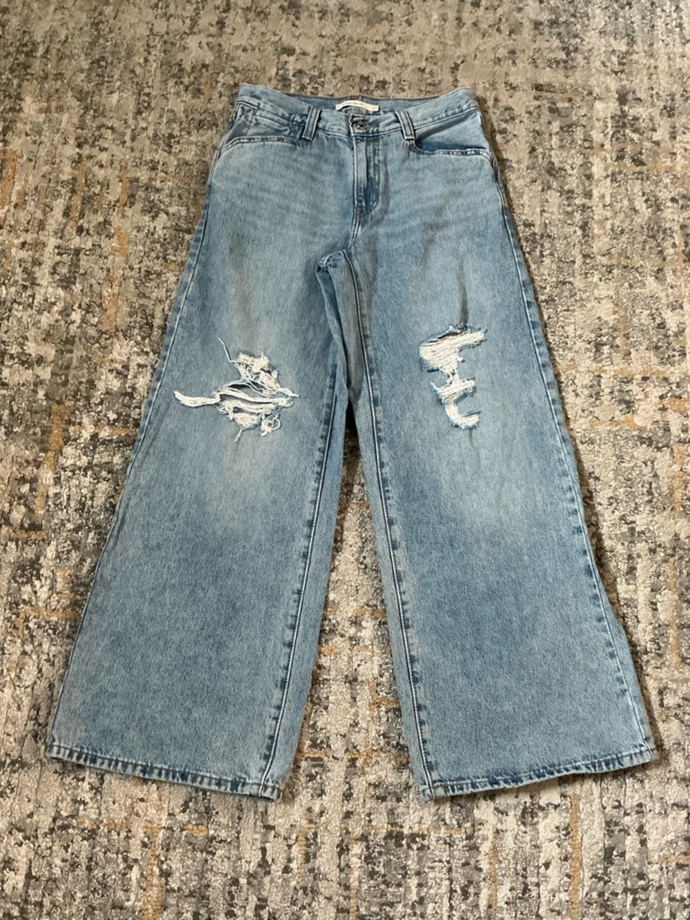 LEVI’S WIDE LEG BAGGY DISTRESSED JEANS! GUC! SIZE 27